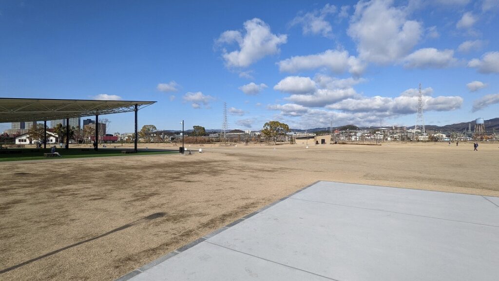 高槻の安満遺跡公園内の食事場所「スターバックス」の周辺