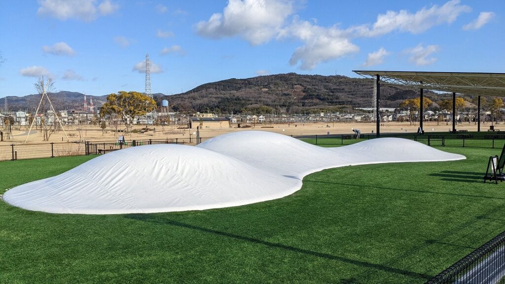 高槻の安満遺跡公園内の東エリア「ふわふわドーム」